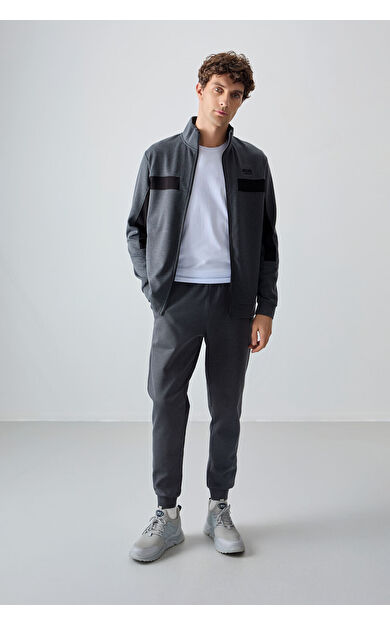 Air Jones Koyu Gri Yüzeyi Dokulu Standart Fit Nakışlı Erkek Eşofman Takım - 85248