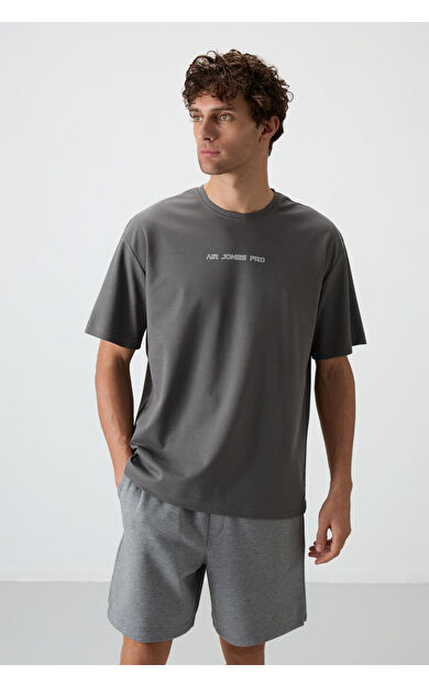 Koyu Gri Pamuklu Kalın Yüzeyi Dokulu Oversize Fit  Baskılı Erkek T-Shirt - 88364