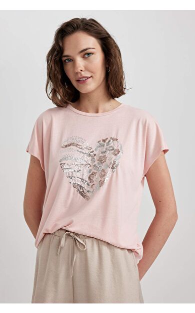 Traditional Bisiklet Yaka Kalp Desenli Kısa Kollu Tişört