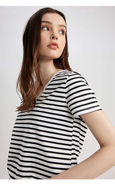Regular Fit V Yaka Çizgili Kısa Kollu %100 Pamuk Tişört