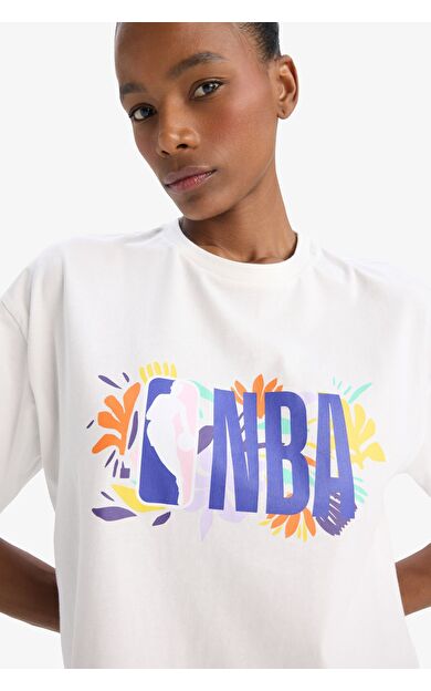 DeFacto DeFactoFit NBA Wordmark Oversize Geniş Kalıp Bisiklet Yaka Kısa Kollu Tişört A1328AX25SMER105