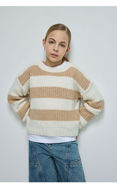 DeFacto Kız Çocuk Regular Fit Bisiklet Yaka Kazak A6009A824WNBG387