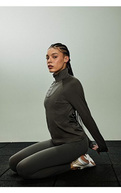 Standart Fit Dik Yaka Sporcu Uzun Kollu Tişört