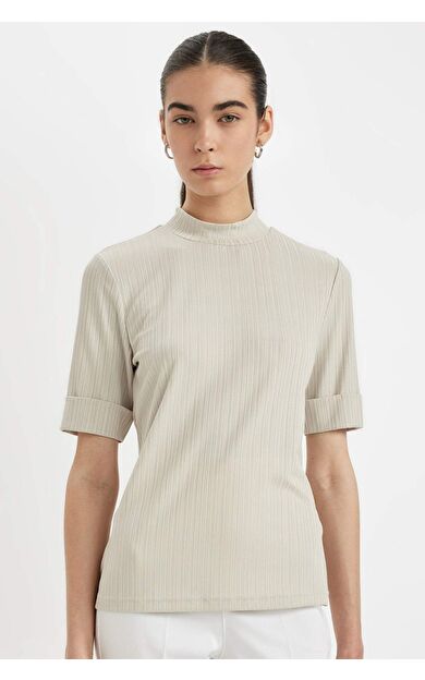 DeFacto Regular Fit Yarım Balıkçı Yaka Smart Fitilli Kaşkorse Kısa Kollu Tişört B1177AX24AUBG106