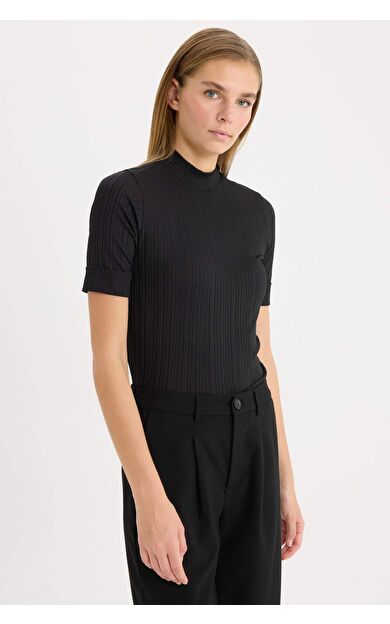 DeFacto Regular Fit Yarım Balıkçı Yaka Basic Düz Fitilli Kaşkorse Kısa Kollu Tişört