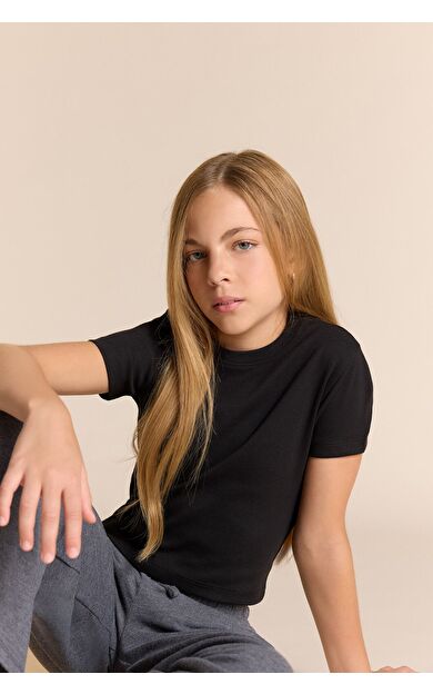 DeFacto Kız Çocuk Slim Fit Dar Kesim Bisiklet Yaka Basic Düz Ribana Kısa Kollu Tişört B3054A825SMBK81