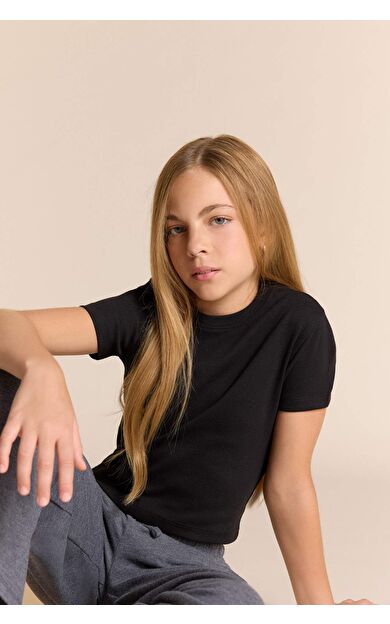 DeFacto Kız Çocuk Slim Fit Dar Kesim Bisiklet Yaka Basic Düz Ribana Kısa Kollu Tişört B3054A825SMBK81