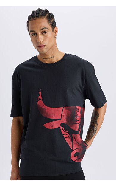 DeFacto DeFactoFit NBA Chicago Bulls Oversize Geniş Kalıp Bisiklet Yaka Kısa Kollu Tişört B3889AX25SPBK34