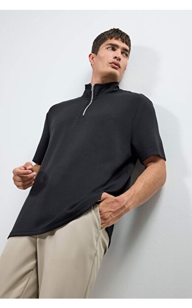 DeFacto Regular Fit Dik Yaka Yarım Fermuarlı Ağır Kumaş Kısa Kollu Tişört B6502AX25SPBK81