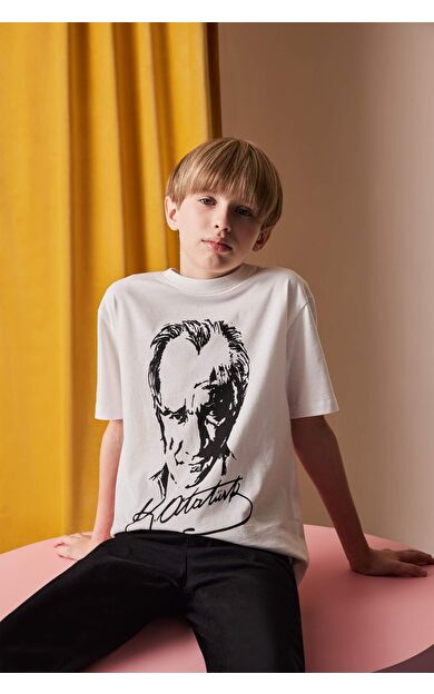 DeFacto Erkek Çocuk 23 Nisan Çocuk Bayramı Regular Fit Bisiklet Yaka Baskılı Kısa Kollu Tişört