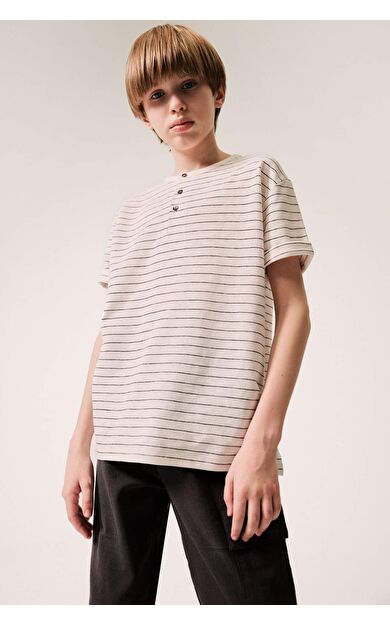 DeFacto Erkek Çocuk Regular Fit Hakim Yaka Kısa Kollu Tişört C2602A825SMER139