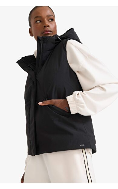 DeFactoFit Regular Fit Kapüşonlu Sporcu Su Geçirmez Yelek