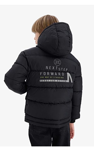 Erkek Çocuk Su İtici Kapüşonlu Sırt Baskılı Fermuarlı Şişme Mont