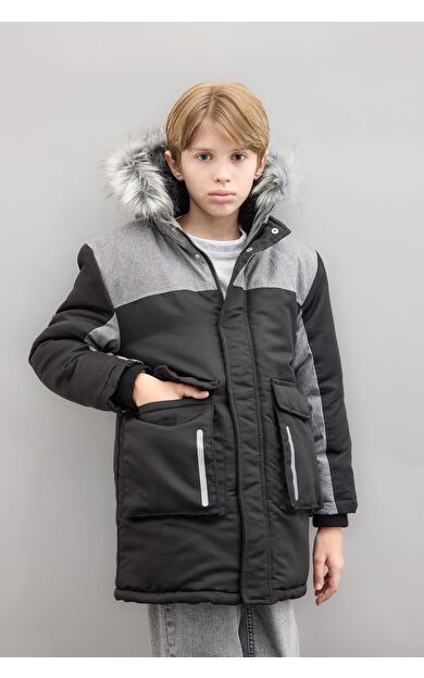 DeFacto Erkek Çocuk Çıkarılabilir Suni Kürk Yaka Kapüşonlu Pelüş Astar Parka C8990A824CWBK27