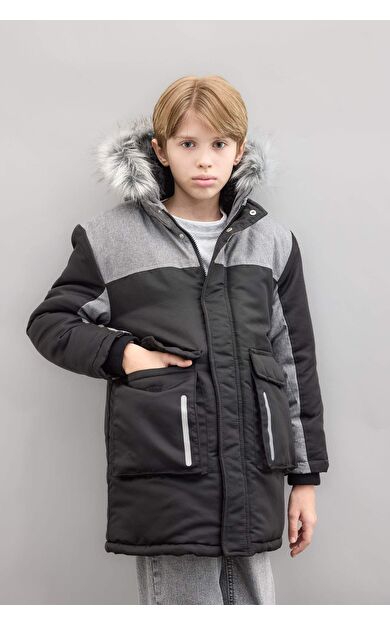 DeFacto Erkek Çocuk Çıkarılabilir Suni Kürk Yaka Kapüşonlu Pelüş Astar Parka C8990A824CWBK27