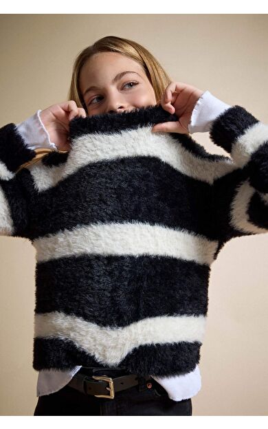 DeFacto Kız Çocuk Regular Fit Bisiklet Yaka Çizgili Kazak D1196A824WNBK27