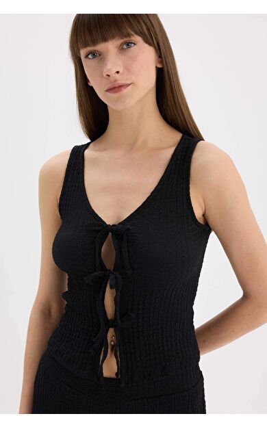 DeFacto Slim Fit Dar Kesim V Yaka Önden Bağlamalı Bürümcük Kolsuz Bluz D3568AX25SPBK81