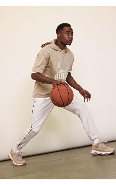 DeFacto DeFactoFit NBA Milwaukee Bucks Sporcu Jogger Eşofman Altı Standart Fit Cepli Esnek Bantlı Paça Skuba Dalgıç Kumaş