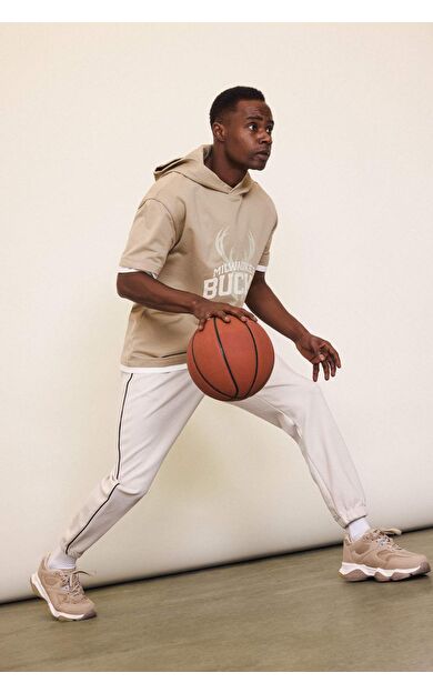 DeFacto DeFactoFit NBA Milwaukee Bucks Sporcu Jogger Eşofman Altı Standart Fit Cepli Esnek Bantlı Paça Skuba Dalgıç Kumaş