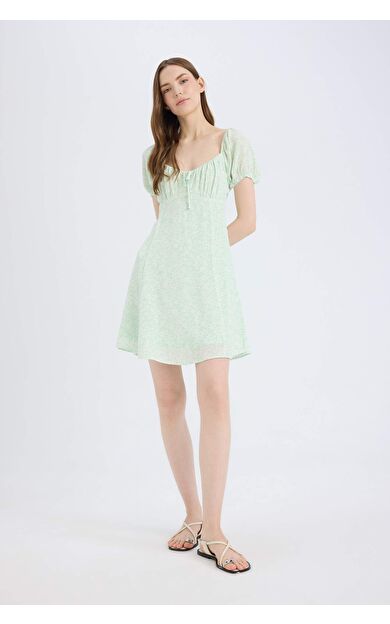 Kalp Yaka Çiçek Desenli Krinkıl Kumaş Kısa Kollu Mini Elbise