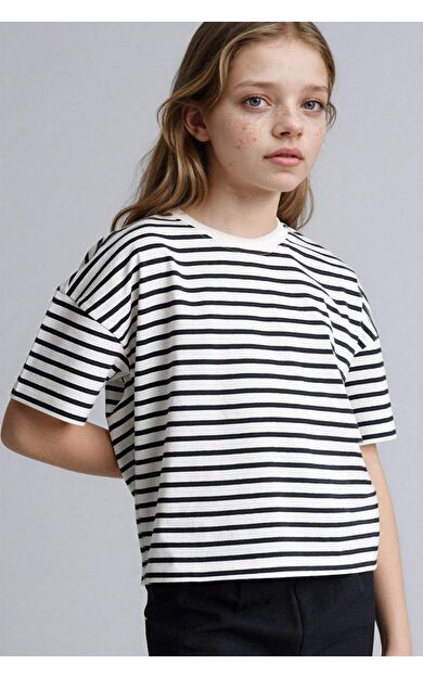 DeFacto Relax Fıt Bisiklet Yaka Çizgili Kısa Kollu Tişört Kız Çocuk