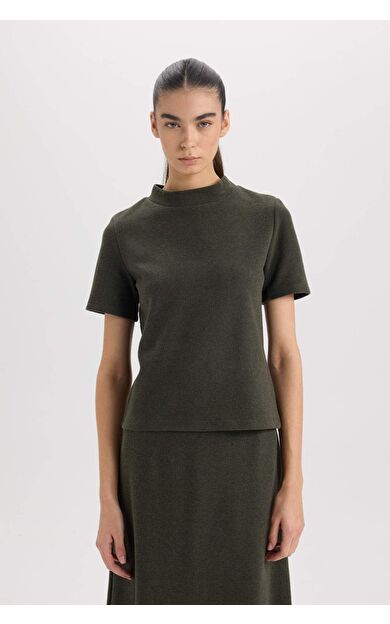 DeFacto Slim Fit Dar Kesim Yarım Balıkçı Yaka Basic Düz Kısa Kollu Tişört D9758AX24WNKH444