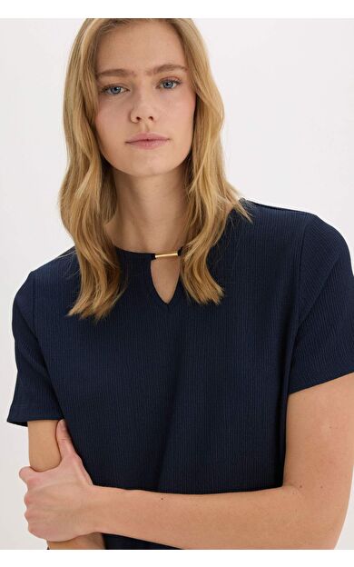 DeFacto Regular Fit Apaş Yaka Basic Düz Bürümcük Kısa Kollu Tişört E0325AX25SPNV135