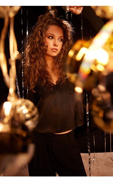 Sorbe x DeFacto Regular Fit Degaje Yaka Dantel Detaylı Saten İnce Askılı Bluz