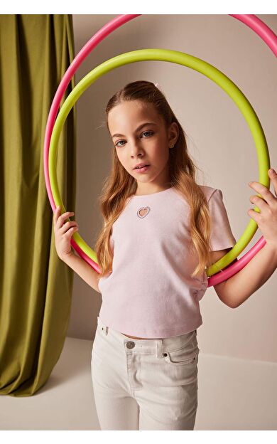 DeFacto Kız Çocuk Slim Fit Dar Kesim Bisiklet Yaka Kalp Desenli Ribana Kısa Kollu Tişört