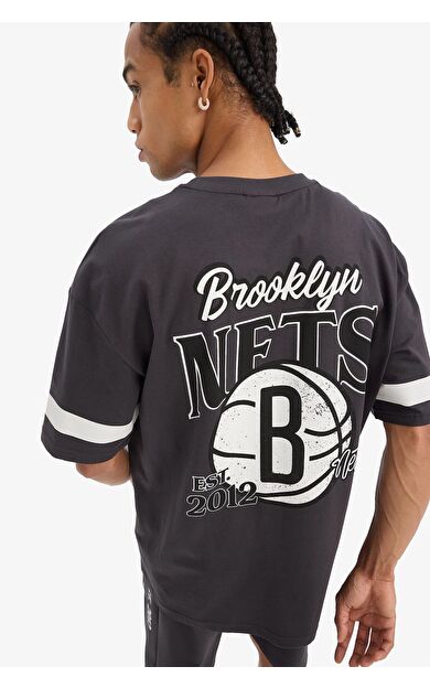 DeFacto DeFactoFit NBA Brooklyn Nets Oversize Geniş Kalıp Bisiklet Yaka Sırt Baskılı Kısa Kollu Tişört