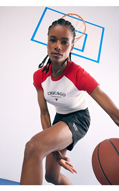 DeFacto DeFactoFit NBA Chicago Bulls Slim Fit Bisiklet Yaka Sporcu Fitilli Kaşkorse Kısa Kollu Tişört E2359AX25SMER105