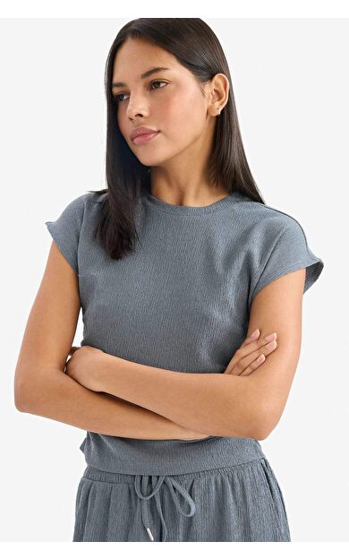 Slim Fit Dar Kesim Bisiklet Yaka Bürümcük Kısa Kollu Tişört