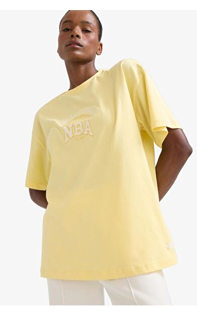 DeFacto DeFactoFit NBA Wordmark Oversize Fit Bisiklet Yaka Nakış Baskı Kısa Kollu Tişört E3844AX25SMYL115