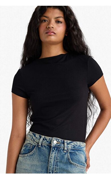 Slim Fit Dar Kesim Yarım Balıkçı Yaka Kısa Kollu Tişört E5906AX25AUBK81