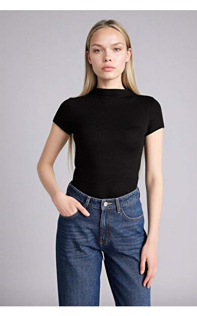 Slım Fıt Yarım Balıkçı Yaka Kısa Kollu Tişört