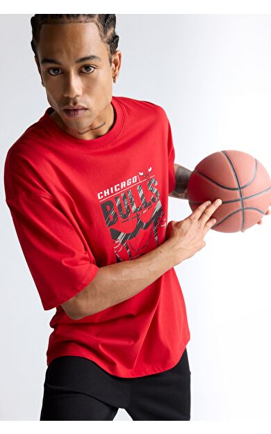 DeFacto DeFactoFit NBA Chicago Bulls Oversize Geniş Kalıp Bisiklet Yaka Kısa Kollu Tişört E5911AX25AURD296