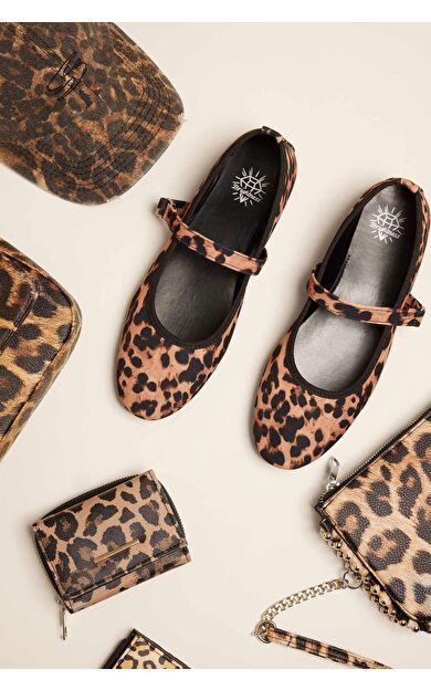 DeFacto Kadın Leopar Desenli Tek Bantlı Düz Taban Sandalet