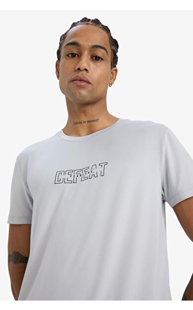 DeFactoFit Slim Fit Dar Kesim Bisiklet Yaka Esnek Kumaş Baskılı Sporcu Kısa Kollu Tişört E7516AX25AUGR91