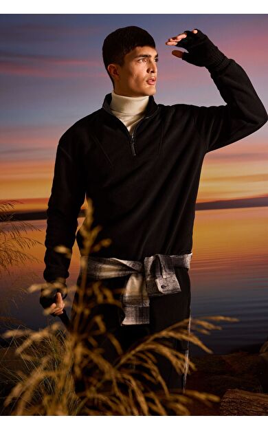 DeFacto Boxy Fit Dik Yaka Yarım Fermuarlı Polar Sweatshirt E8632AX25WNBK81