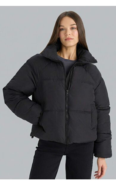 Su Geçirmez Regular Fit Dik Yaka Fermuarlı Şişme Mont E8690AX25AUBK27