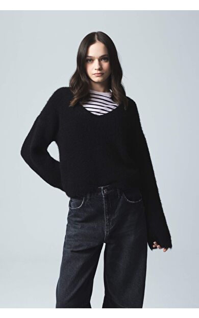 DeFacto Regular Fit V Yaka Basic Düz Dikişsiz Triko Kazak E9170AX25SPBK27