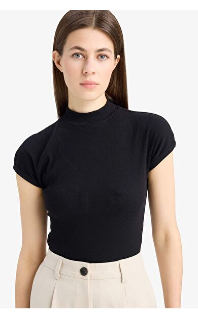 DeFacto Slim Fit Dar Kesim Yarım Balıkçı Yaka Basic Düz Fitilli Kaşkorse Kısa Kollu Tişört F0365AX25SPBK81