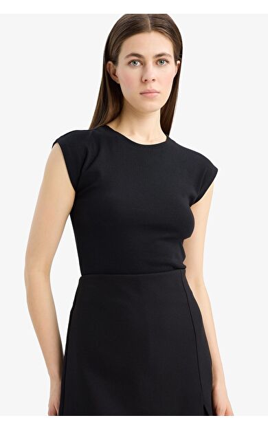 DeFacto Slim Fit Dar Kesim Bisiklet Yaka Basic Düz Modal Kısa Kollu Tişört F0685AX25SPBK27