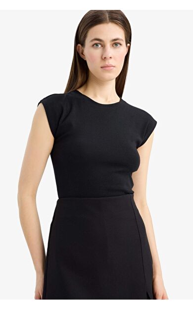 DeFacto Slim Fit Dar Kesim Bisiklet Yaka Basic Düz Modal Kısa Kollu Tişört F0685AX25SPBK27