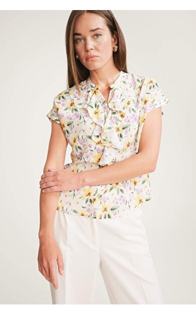 Regular Fit Kaçık Yaka Çiçek Desenli Kısa Kollu Bluz