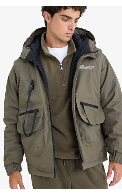 Su İtici Regular Fit Kapüşonlu Baskı Detaylı Fermuar Detaylı İç Cepli Mont