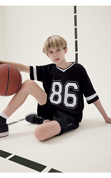 DeFacto Erkek Çocuk Oversize Geniş Kalıp V Yaka Üniversite Baskılı Tül Kısa Kollu Tişört F2412A825HSBK81