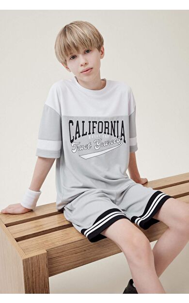 DeFacto Erkek Çocuk Oversize Geniş Kalıp Bisiklet Yaka Baskılı Renk Bloklu Kısa Kollu Tişört