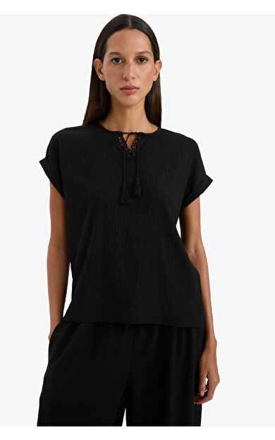 DeFacto Bağcıklı Yaka Bürümcük Kısa Kollu Tişört F2767AX25SMBK81