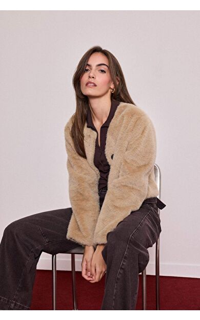 Regular Fit Düğmeli Kısa Suni Kürk